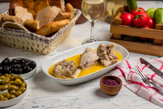 Carne de res, trozos de cordero salteados en salsa de caldo de mantequilla y servido con sumakh.