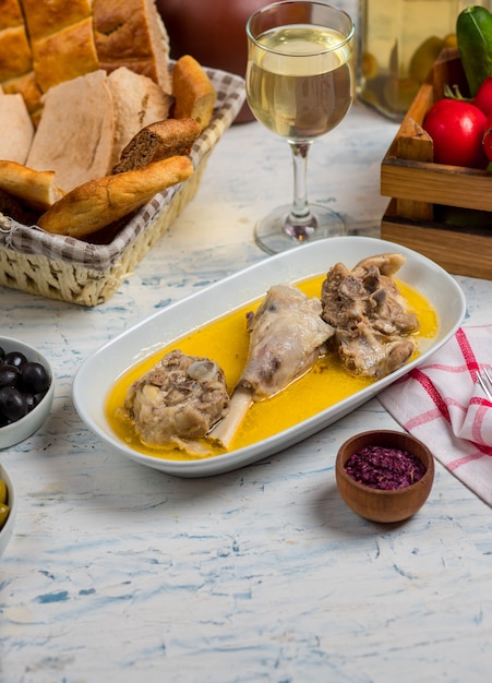 Carne de res, trozos de cordero salteados en salsa de caldo de mantequilla y servido con sumakh.