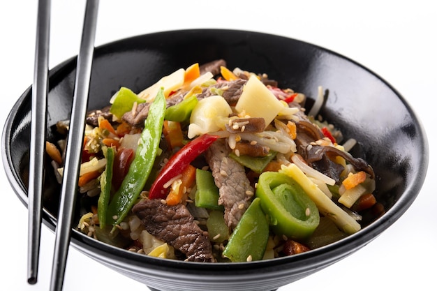 Foto gratuita carne de res, verduras y semillas de sésamo en un tazón negro aislado de fondo blanco