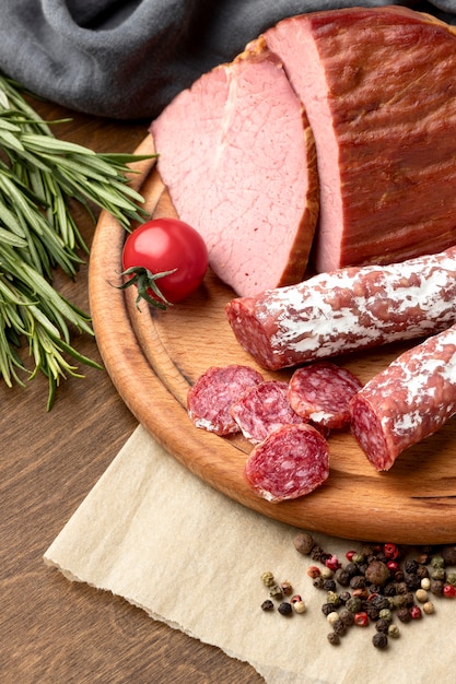 Carne de salami y filete en primer plano de tablero de madera