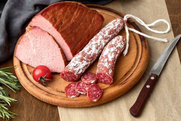 Carne de salami y filete sobre tabla de madera