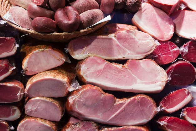 Carne y salchichas en el mercado