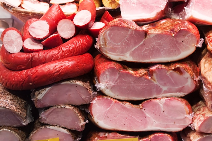 Foto gratuito carne y salchichas en el mercado