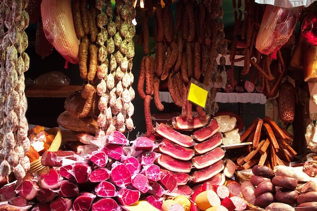 Carne y salchichas en el mercado