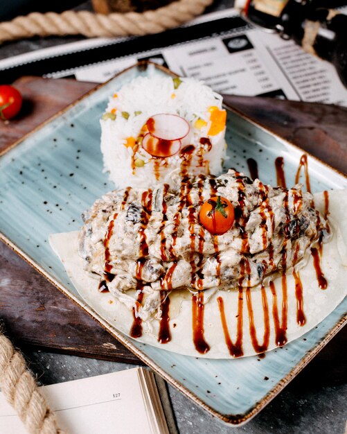 Carne en salsa de crema y arroz.