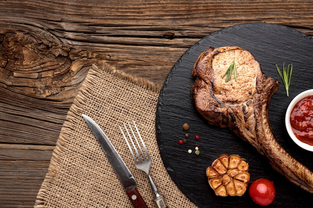 Carne con salsa sobre tabla de madera