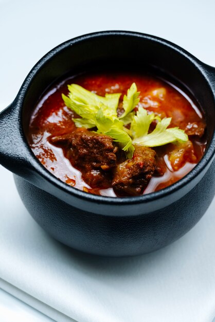 Carne en salsa de tomate con hierbas.