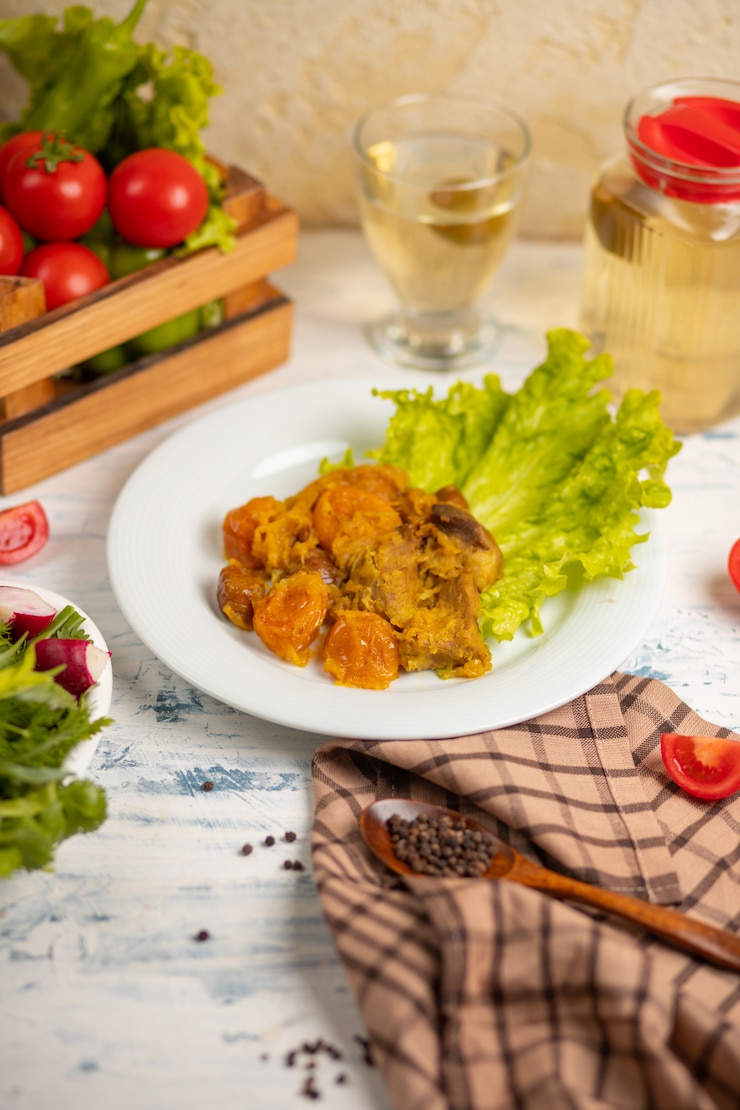 Foto gratuito carne salteada, turshu qovurma con verduras.