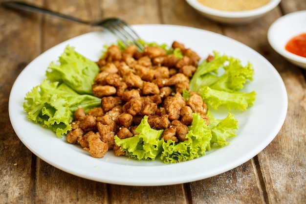 Foto gratuita carne de soya con lechuga