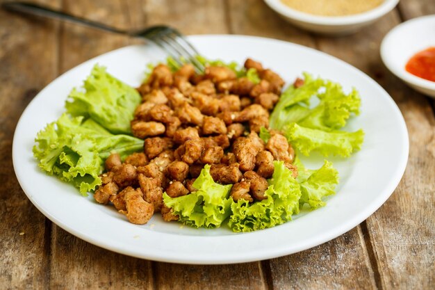 Carne de soya con lechuga