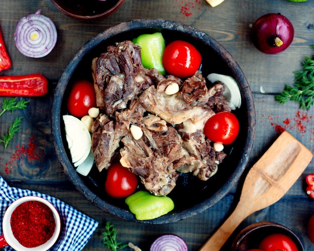 Carne de soya con verduras sobre la mesa