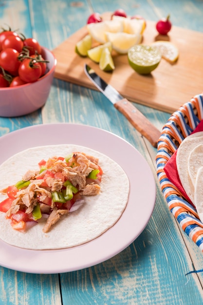 Carne y verduras de alto ángulo en tortilla