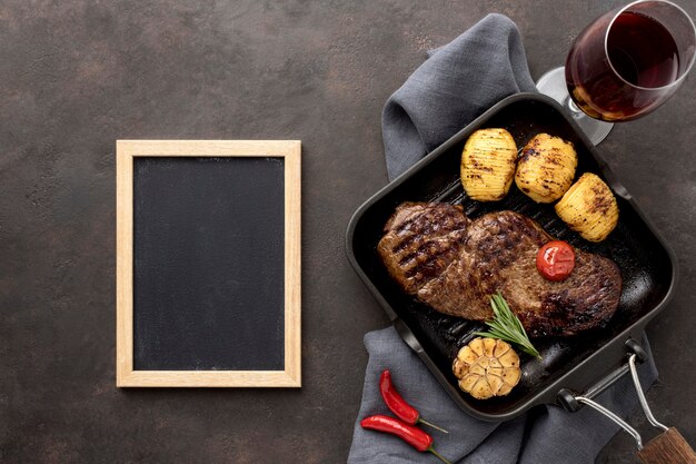 Carnes a la brasa con verduras en sartén