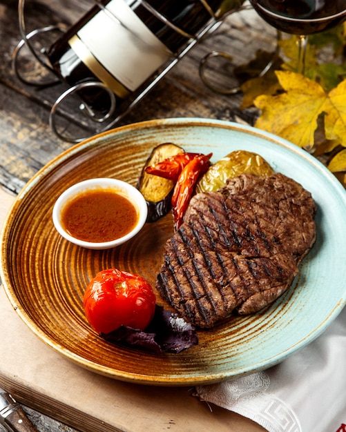 Foto gratuita carnes y verduras a la plancha con salsa