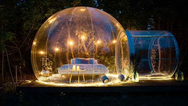 Foto gratuita carpa burbuja transparente en glamping por la noche