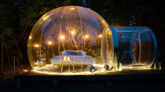 Carpa burbuja transparente en glamping por la noche