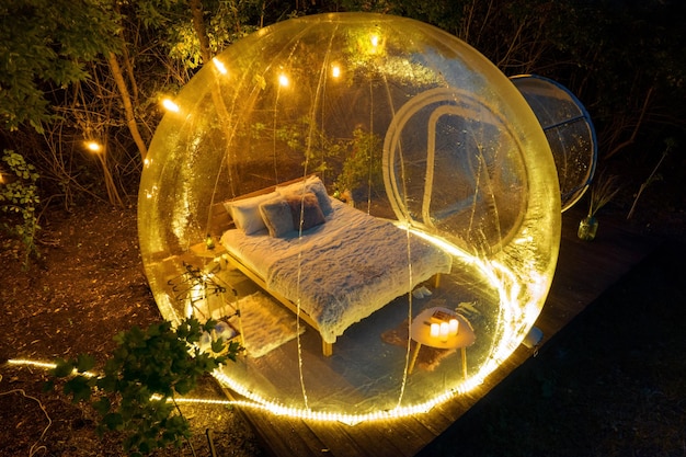 Foto gratuita carpa burbuja transparente en glamping por la noche