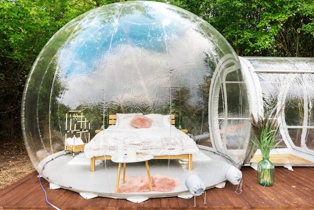 Carpa burbuja transparente en glamping