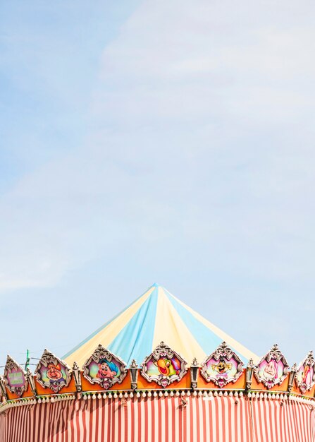 Carpa decorativa contra el cielo azul en el parque de atracciones.