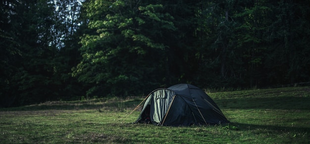 Carpa negra en medio de un campo