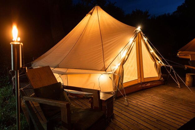 Carpa en la noche de glamping