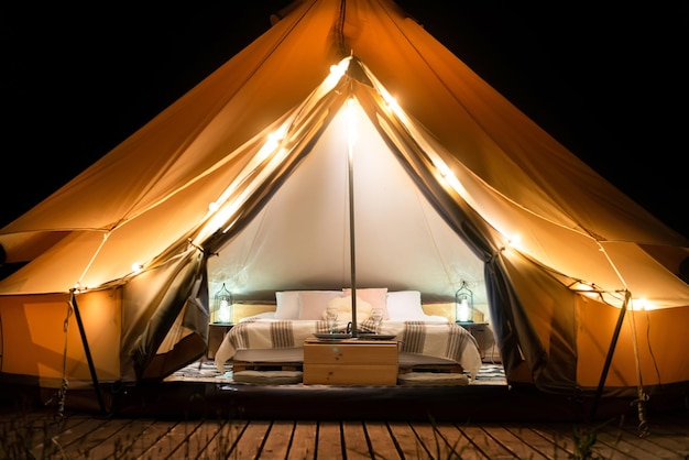 Foto gratuita carpa en la noche de glamping