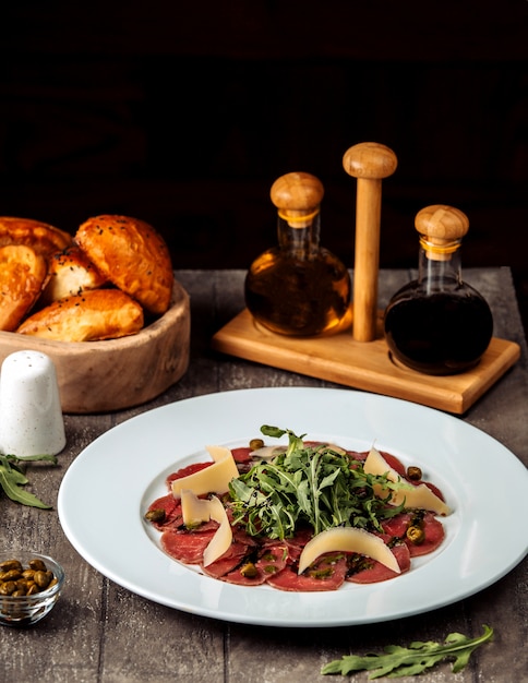 Carpaccio de carne con parmesano y rúcula