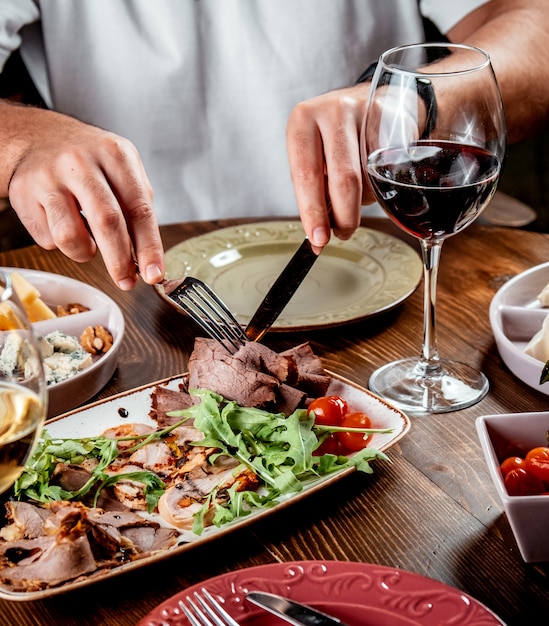 Carpaccio de carne con verduras y vino tinto.