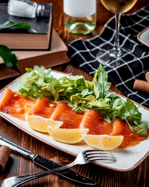 Carpaccio de salmón con limón sobre la mesa