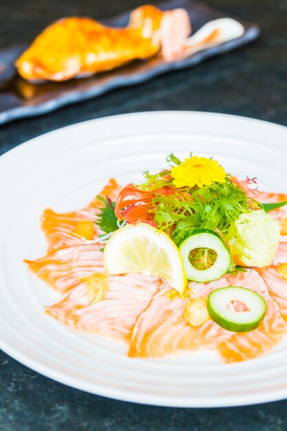 Carpaccio salmón en plato blanco