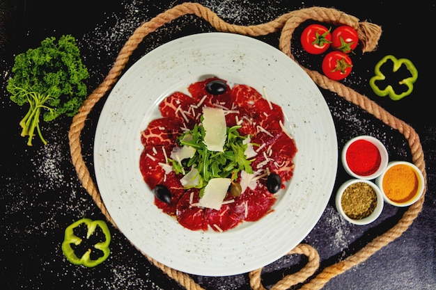 Carpaccio de ternera con parmesano, rúcula y aceitunas