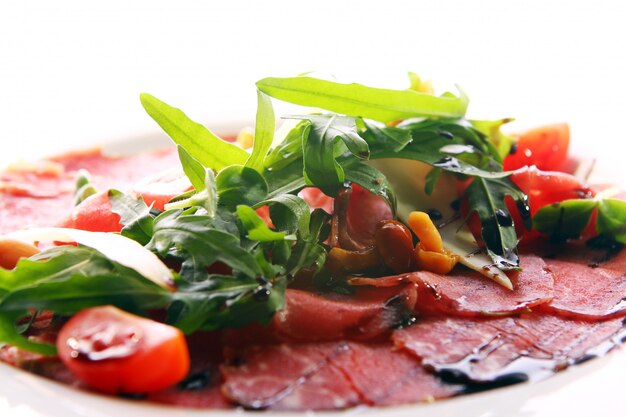 Carpaccio de ternera servido con ruccola