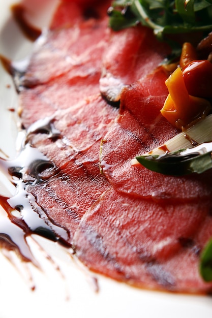 Foto gratuita carpaccio de ternera servido con ruccola