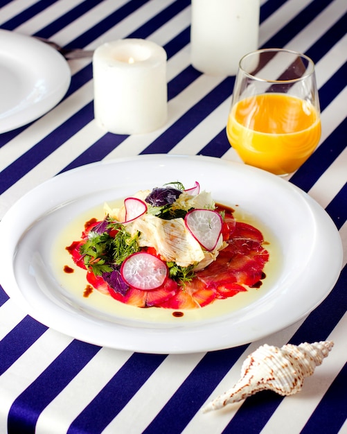 Foto gratuita carpaccio de verduras sobre la mesa