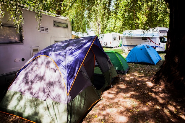 Foto gratuita carpas para acampar en vista de la naturaleza