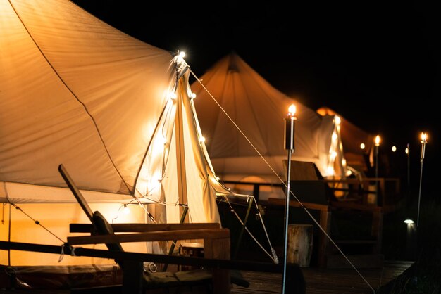 Carpas en la noche de glamping