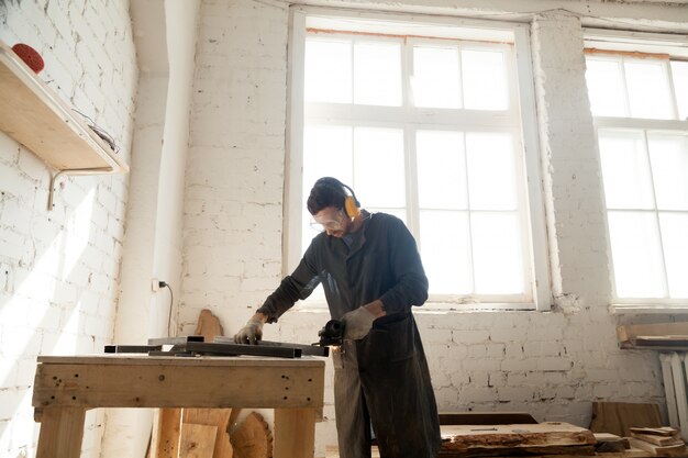 Carpenter trabaja en la fabricación de muebles personalizados