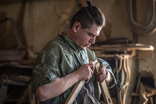 Foto gratuita carpintero masculino trabajando con un producto de madera, herramientas de mano, cerrar