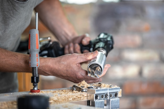 Foto gratuita carpintero profesional trabajando con un taladro de bisagra, trabajando con madera