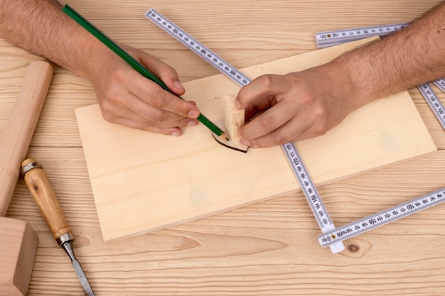 Foto gratuita carpintero trabajando en madera en su taller.