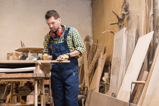 Un carpintero trabajando en el taller.