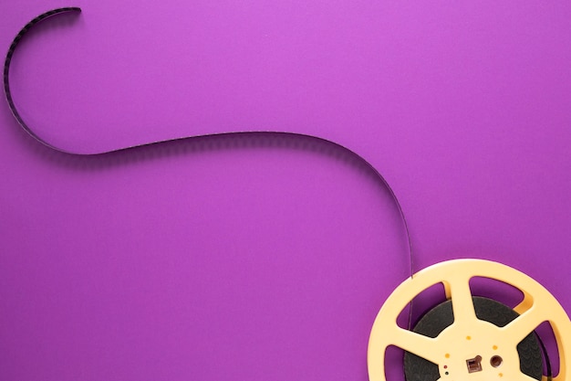 Carrete de película sobre fondo morado