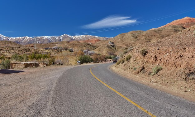 Carretera hacia las altas montañas nevadas del Atlas