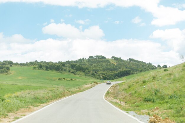 Carretera asfaltada con hermosa naturaleza.