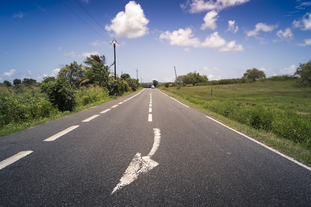 Carretera asfaltada recta rodeada de greeny en Guadalupe, Caribe, Francia