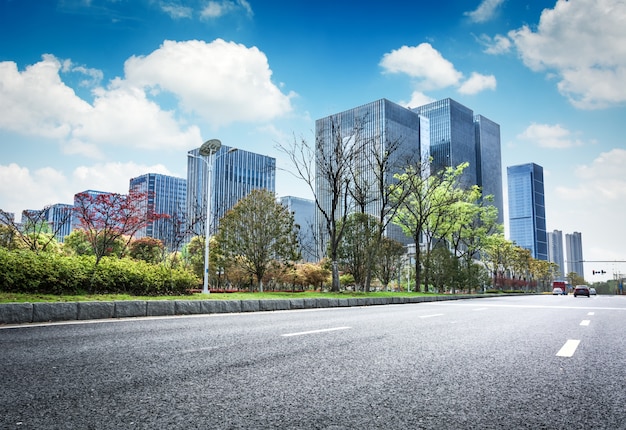 Carretera de asfalto y ciudad moderna