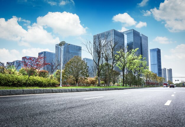 Carretera de asfalto y ciudad moderna