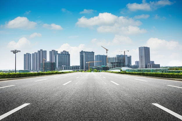 Carretera de asfalto y ciudad moderna