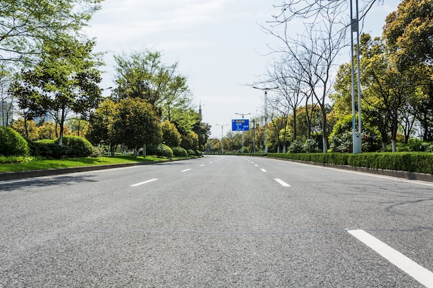 Carretera de asfalto en la ciudad