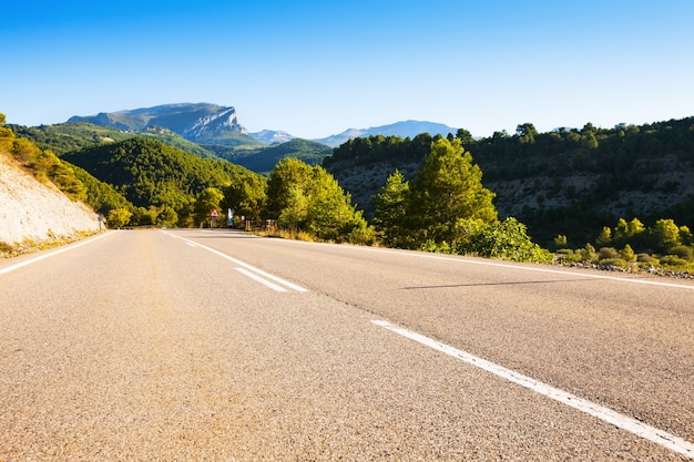 Foto gratuita carretera de asfalto a través de las montañas